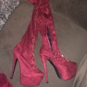 WOMENS RED KNEE HIGH BOOTS - SIZE 8